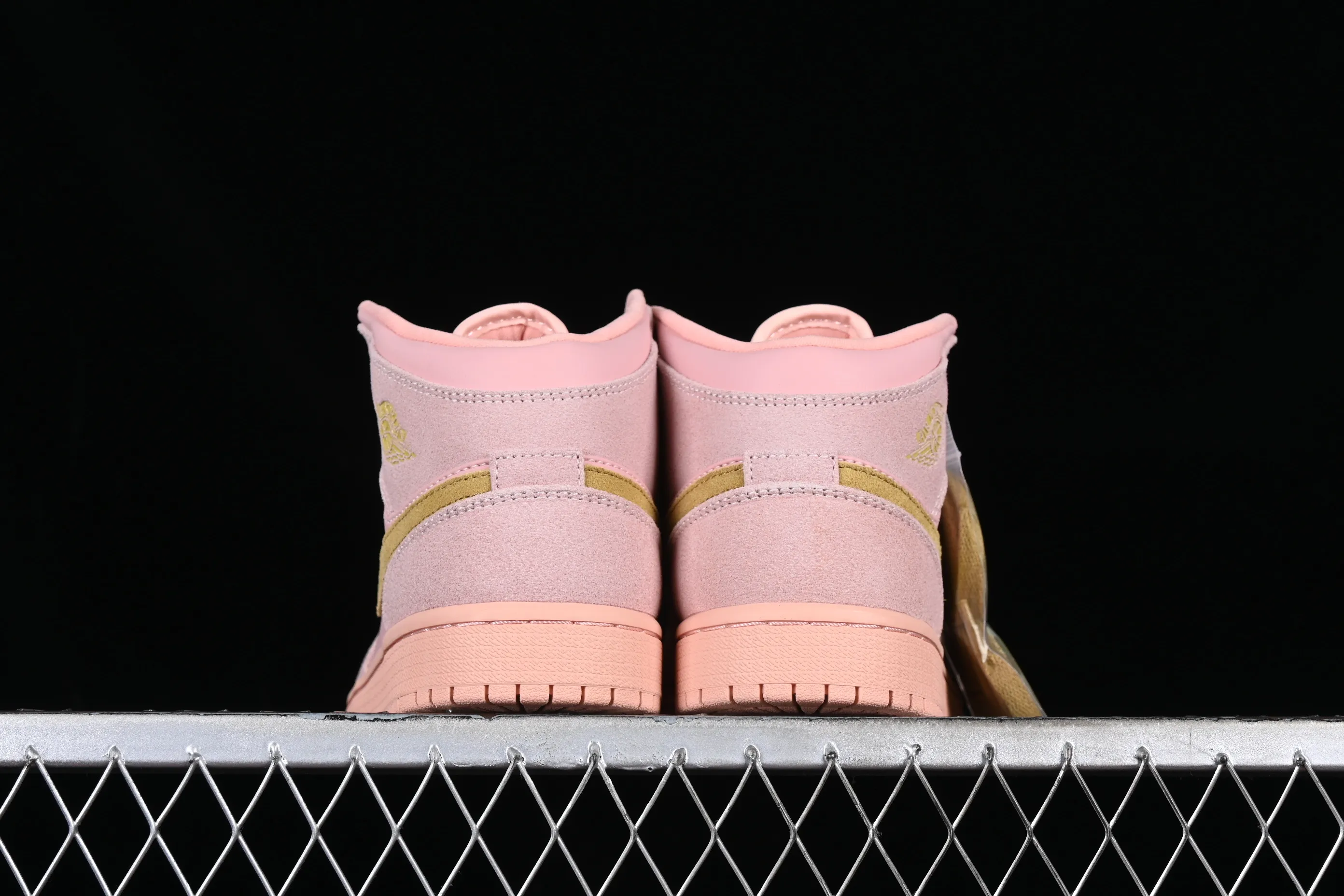 All categories Air Jordan Jordan series basketball shoes Air Jordan 1 Mid Air Jordan 1 Mid AJ1 Joe 1 coral gold dirty pink suede mid-top retro basketball shoes 852542-600